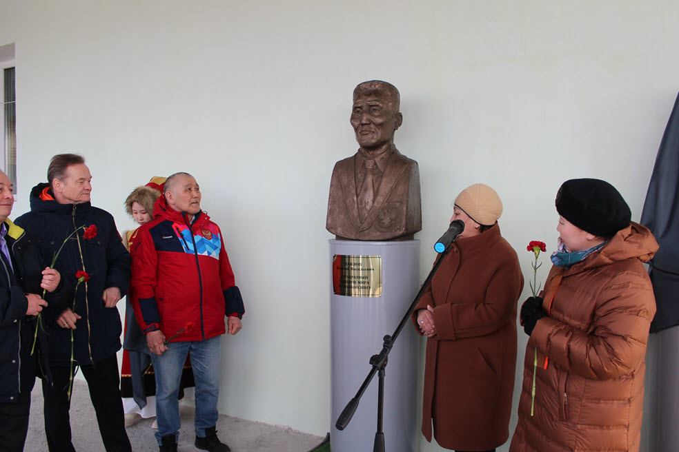 В Хангаласском улусе торжественно открыли бюсты чемпионам мира по кик-боксингу  ⠀