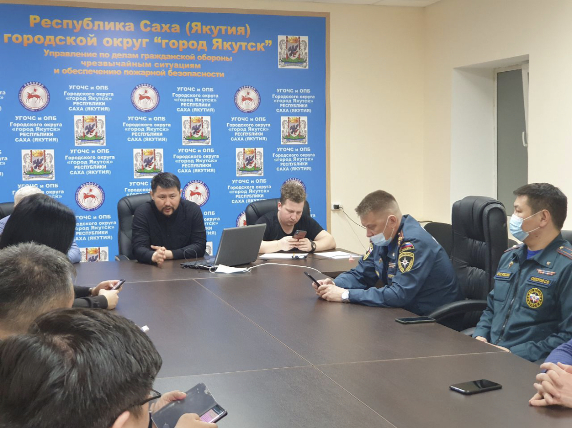 В связи с аномальным снегопадом в Якутске введен режим "повышенной готовности"