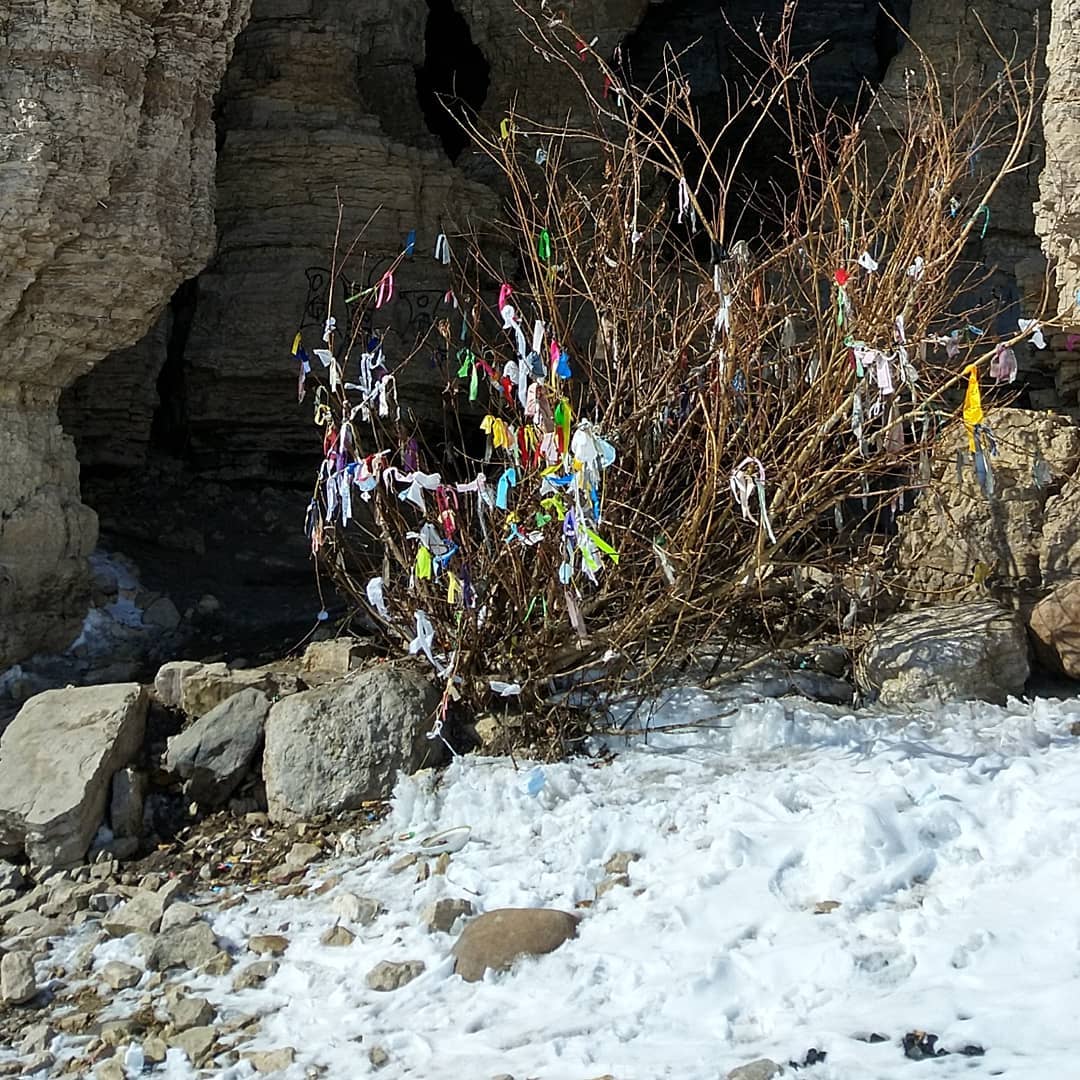 Якутский режиссер собрала у сакрального места полный пакет использованных медицинских масок