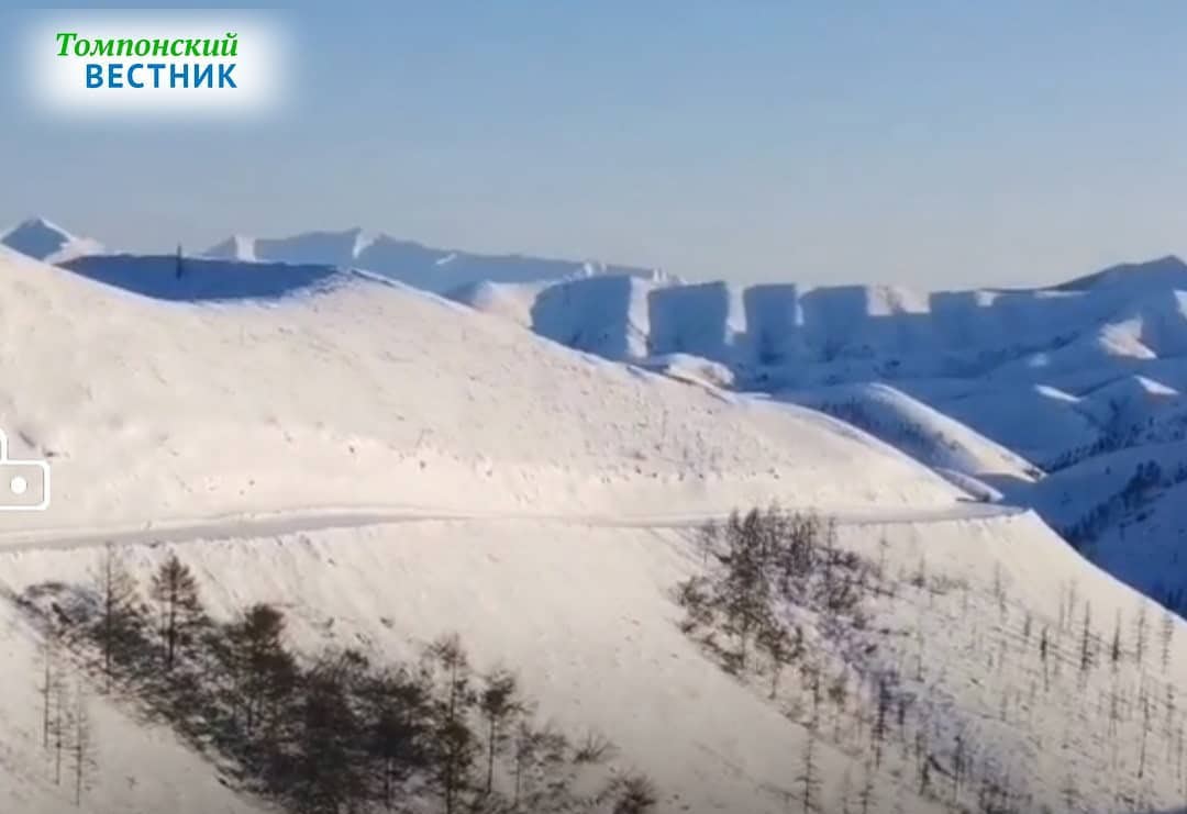 В Томпонском районе под снежную лавину попали две машины