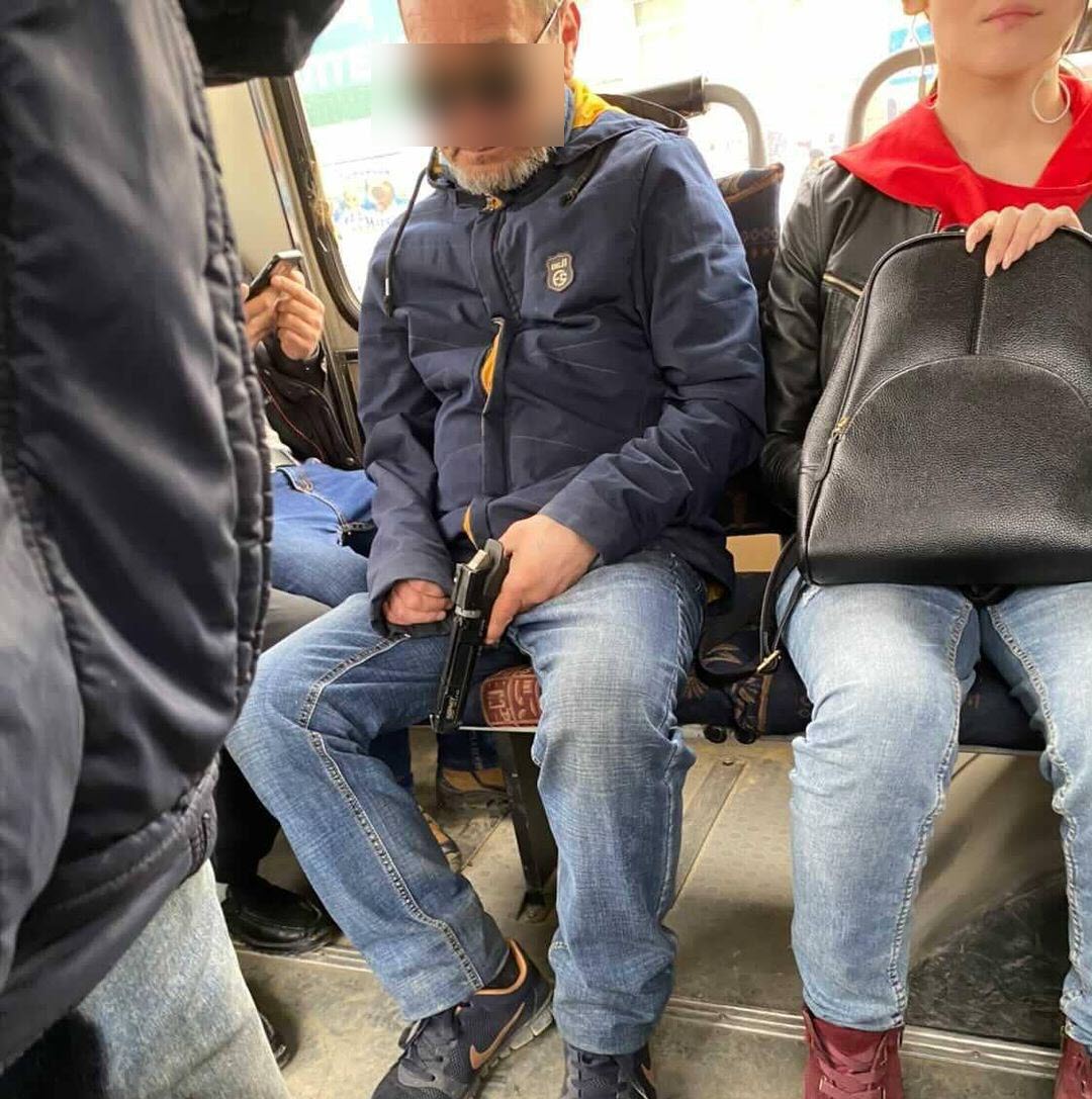 Мужчина с пистолетом, напугавший пассажиров автобуса, задержан в Якутске
