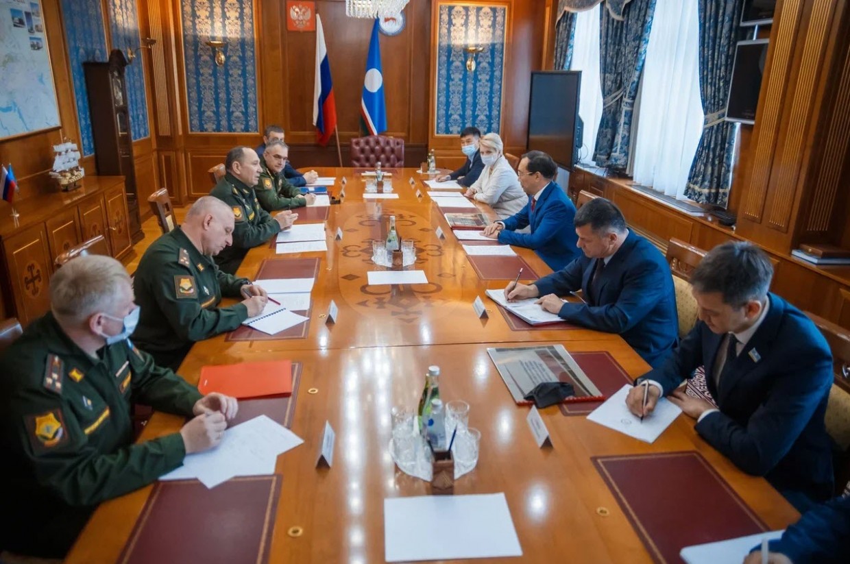 Айсен Николаев встретился с командующим войсками Восточного военного округа Геннадием Жидко