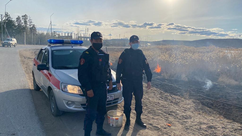 В Якутске росгвардейцы предотвратили возгорание сухой травы