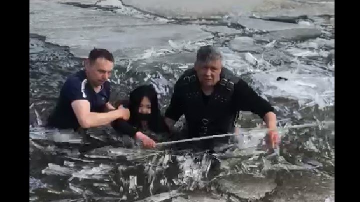 В соцсетях появилось видео спасения девушки из ледяной воды в Якутске