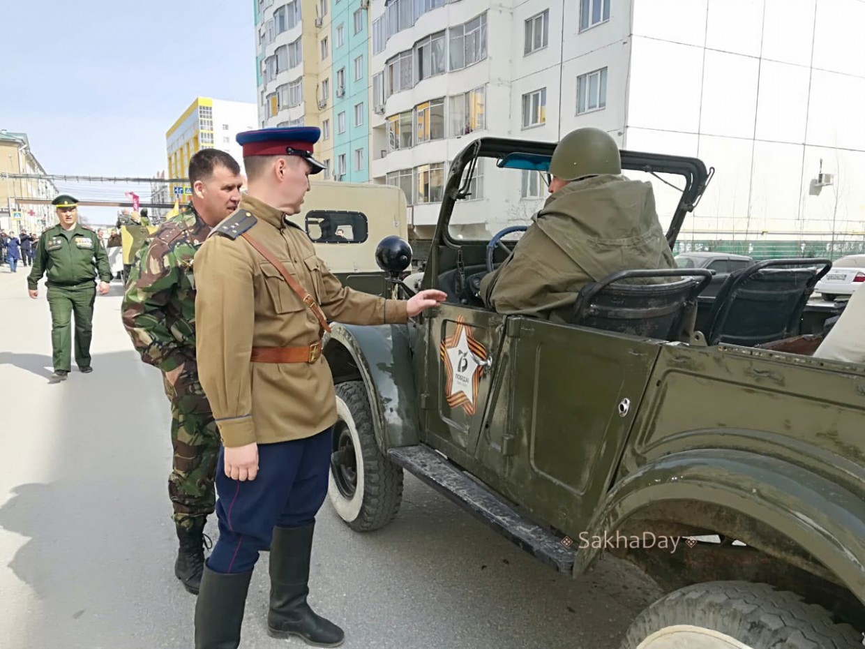 Фоторепортаж: Парад военизированной техники клуба ДОСААФ в Якутске