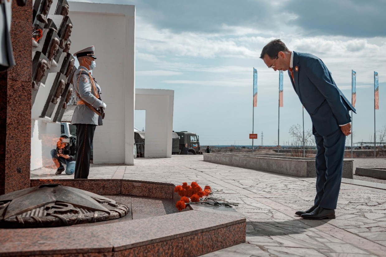 В День Великой Победы Айсен Николаев возложил цветы к монументу «Воинам победителям»