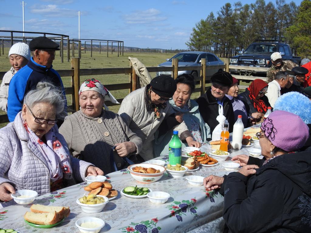 «Дары Байаная». В селе Немюгюнцы традиция угощать пожилых в Николин день продолжится и в этом году