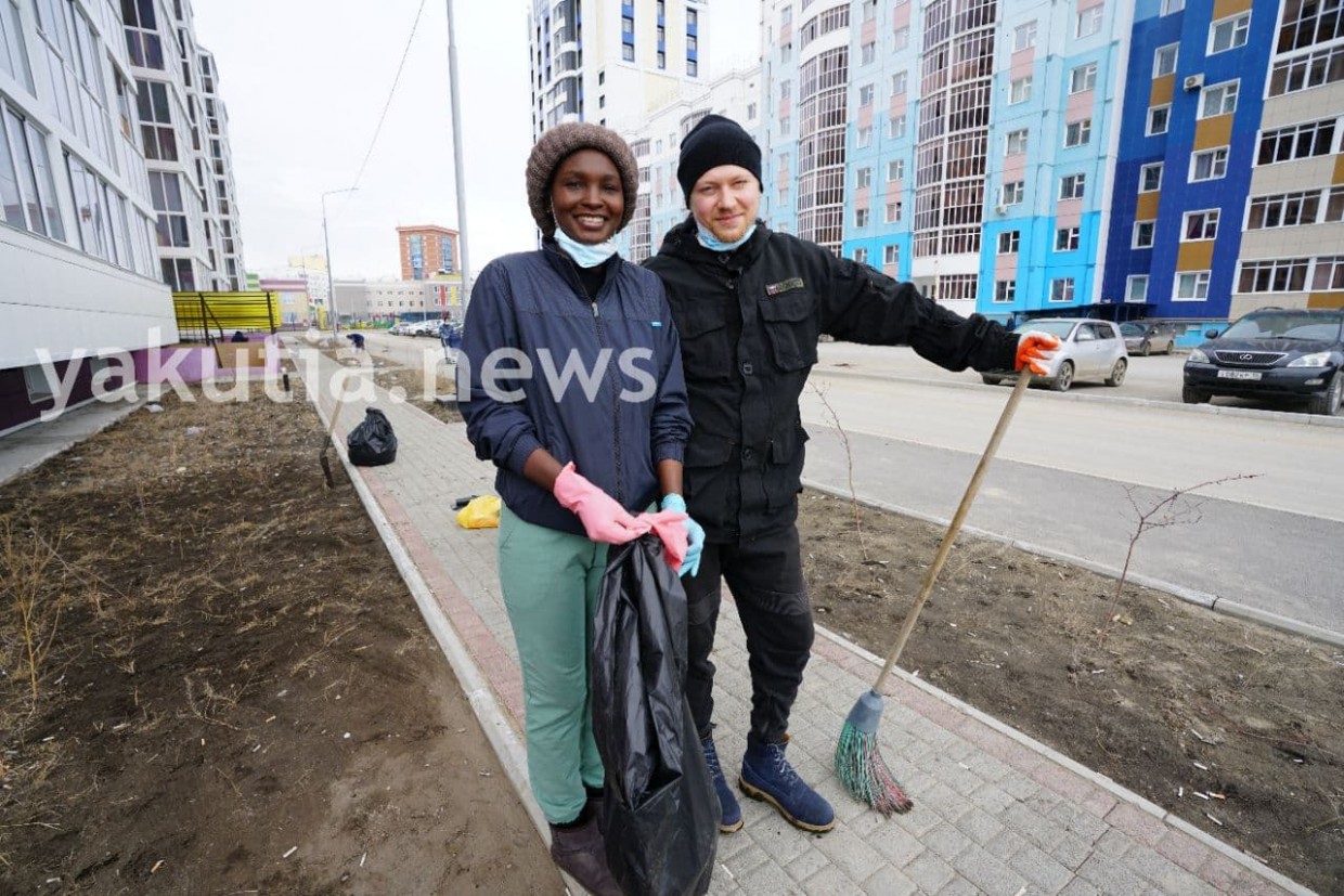 В "элитном" микрорайоне Якутска прошел субботник, организованный Рут из Нигерии