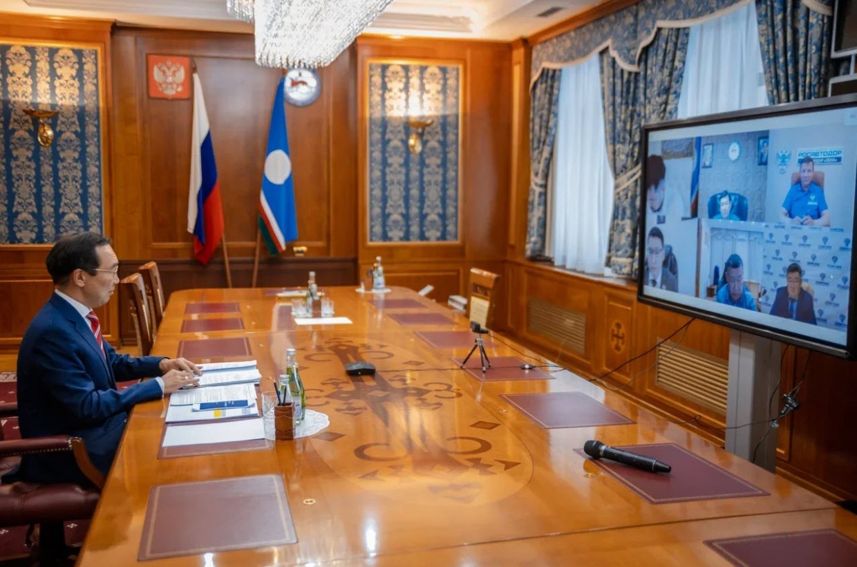 У Айсена Николаева рассмотрены планы по дорожным работам в Якутии на 2021-2024 годы