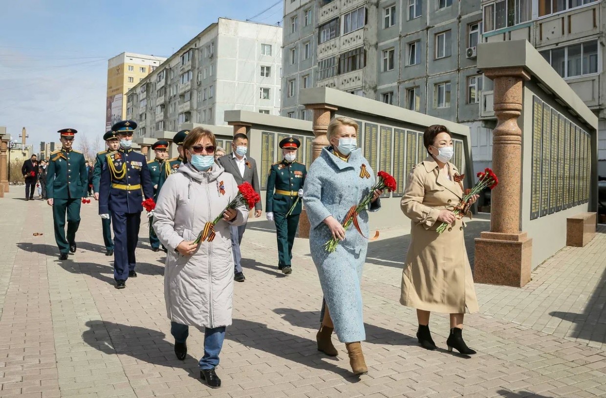 В Якутске возложили цветы к мемориалу «Солдат Туймаады» и памятнику якутского снайпера