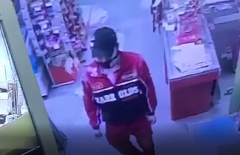 "Вы не против, если я вас чуть-чуть порежу?". В Якутске грабитель напал на продавца (видео)