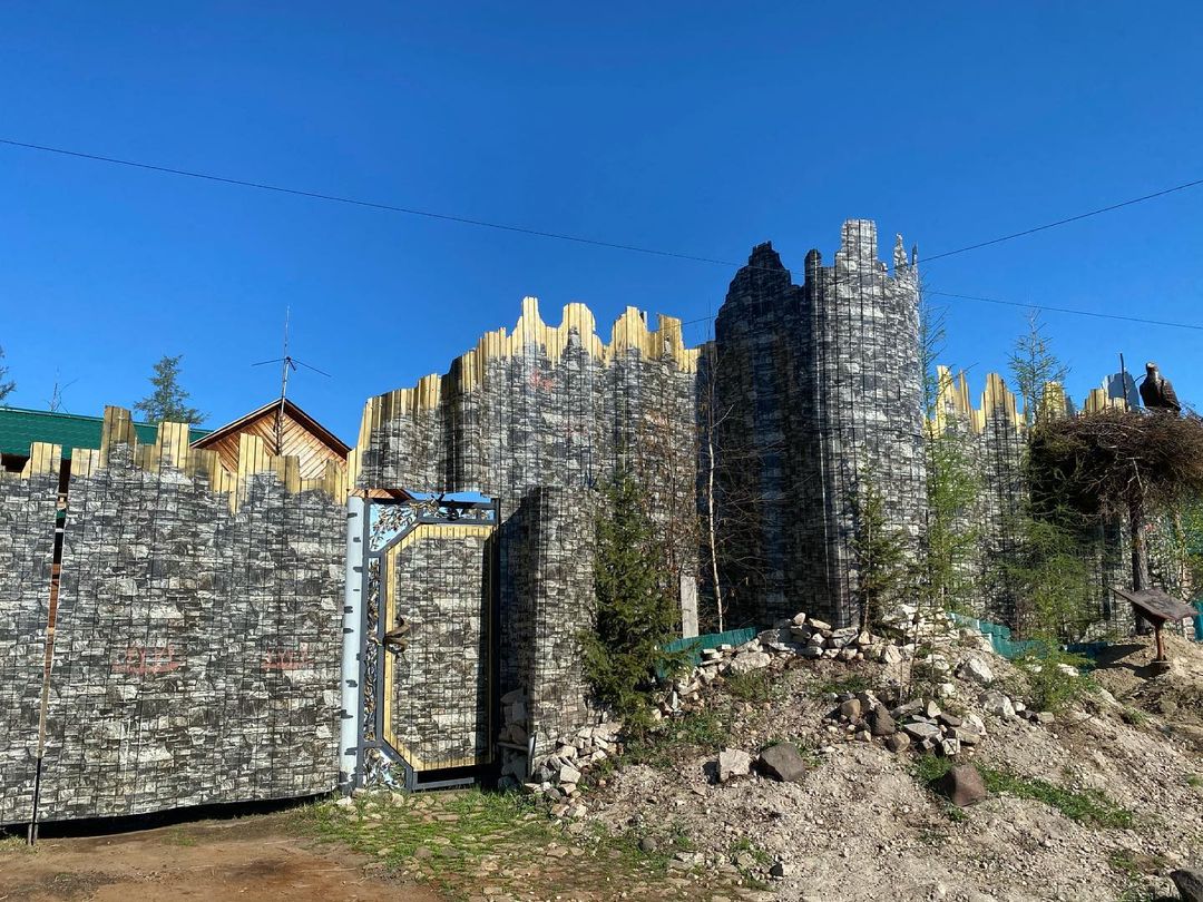 Фотофакт: Житель Верхневилюйска соорудил забор в виде Ленских столбов