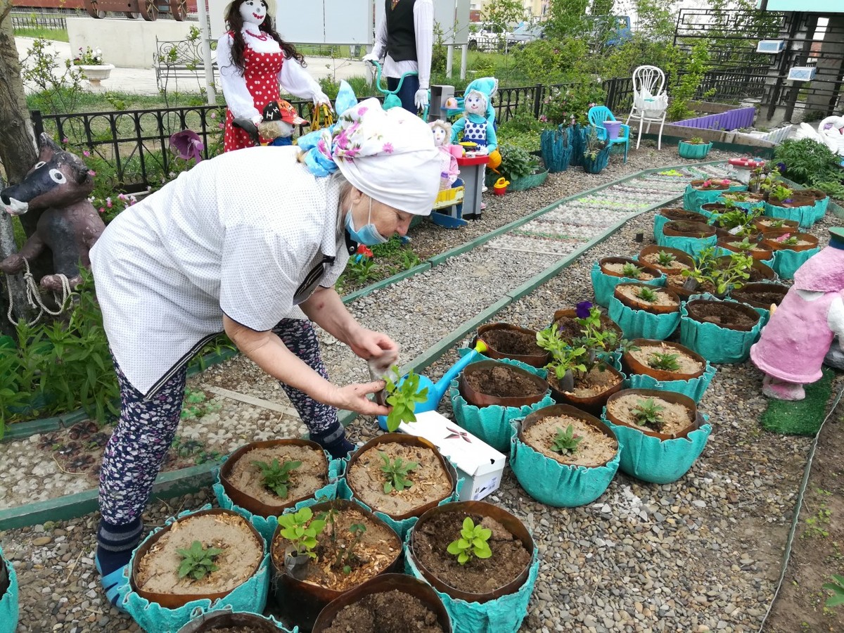 «Открываю дверь – и получаю удар в глаз». Жительница Якутска рассказала, как борется с вандализмом во дворе, который она украшает