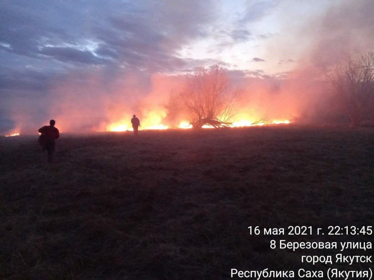 В Табаге тушат пожар на заливном лугу