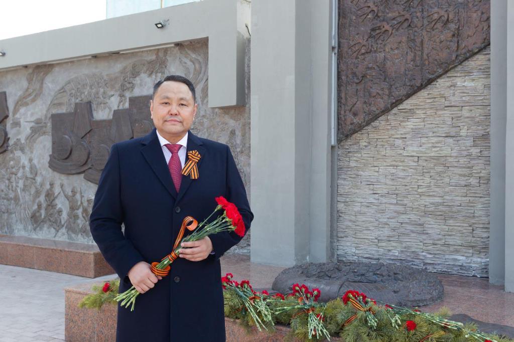 Председатель Гордумы Якутска Альберт Семенов поздравляет с Днем Великой Победы