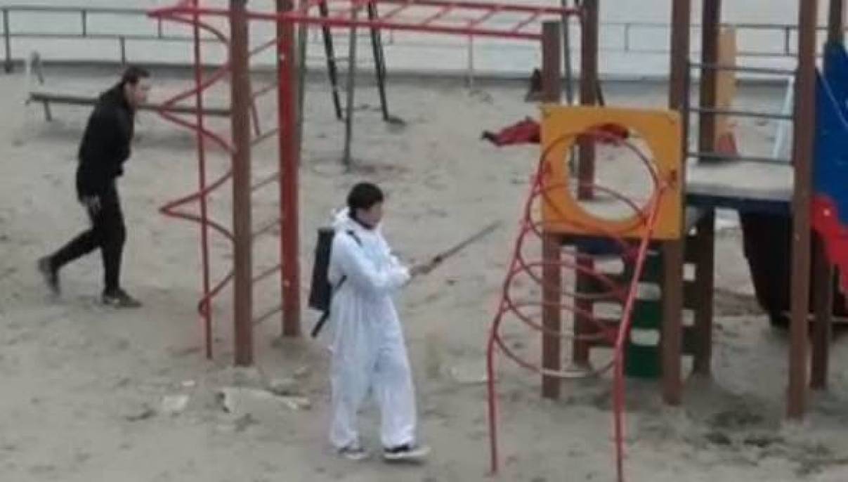 В Якутске подрядчик опровергает видео о «дезинфекции детской площадки ради галочки»