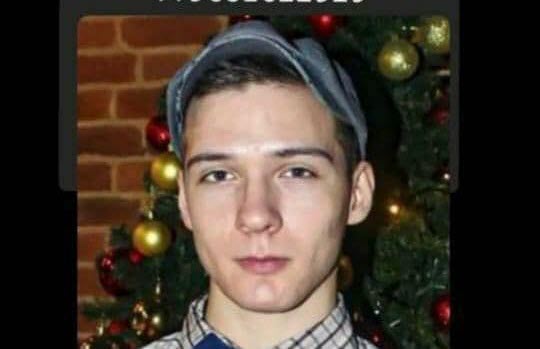 "Эрика пригласили на какой-то праздник", - родные парня, пропавшего в день пожара на Луговой, обратились с просьбой о помощи