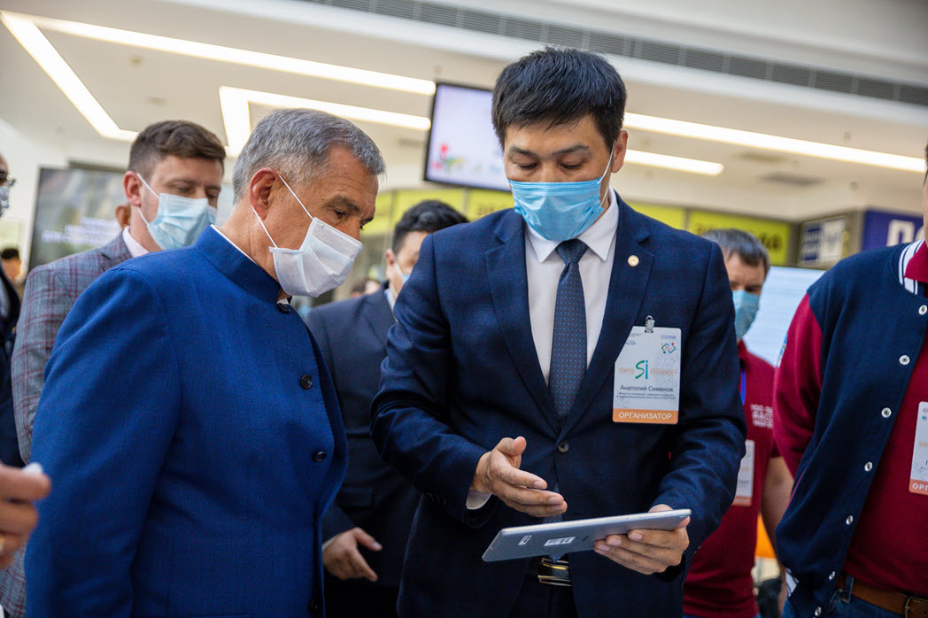 Президент Татарстана посетил выставку якутских ИТ-компаний