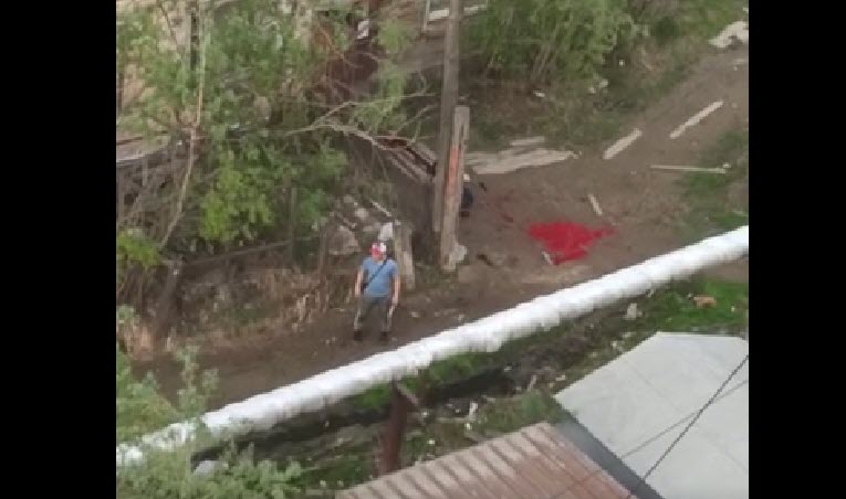 "Он начинает резать горло, а остальные убегают". В Якутске мужчина с ножом напал на прохожего