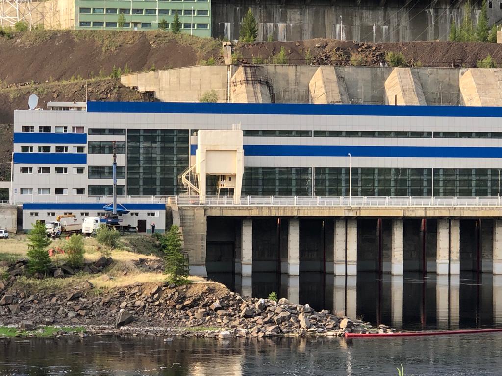 Масляное пятно на реке Вилюй локализовано и обработано сорбентами