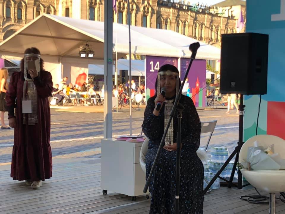 "До сих пор получаю от дочери сердечки в Инстаграм", - мама Кюннэй Кардашевской презентовала на Красной площади книгу о дочери