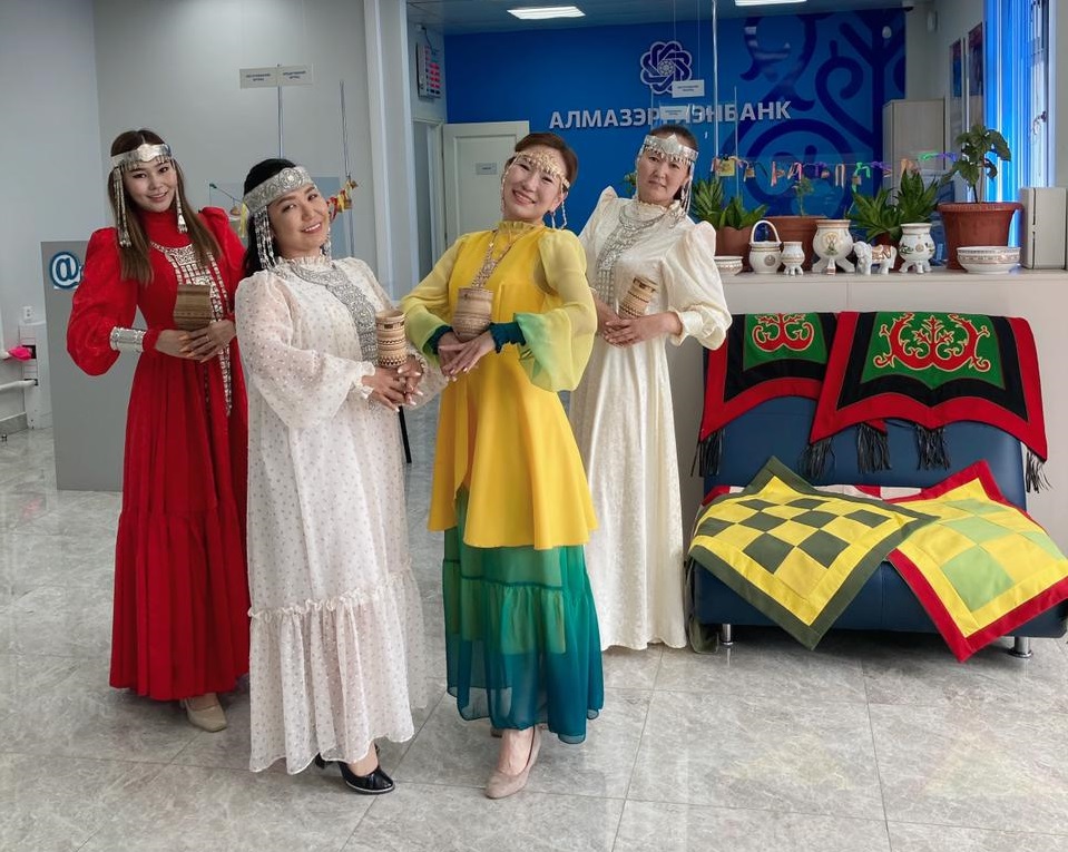Сохраняя традиции. Сотрудники АЭБ пришли на работу в национальной одежде