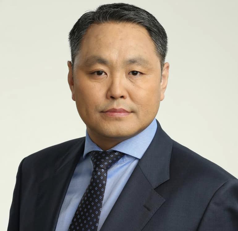 Председатель Якутской Гордумы Альберт Семенов поздравляет с Днем медицинского работника