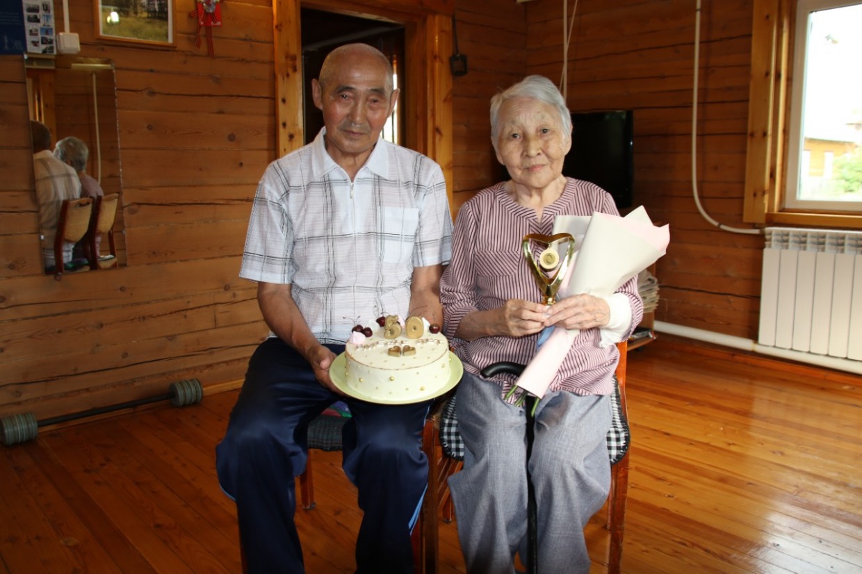 50 сыл ыал буолан бииргэ олорбуттары эҕэрдэлээтилэр