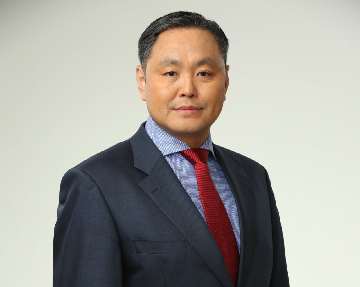 Председатель Якутской Гордумы Альберт Семенов поздравляет с Международным Днем защиты детей