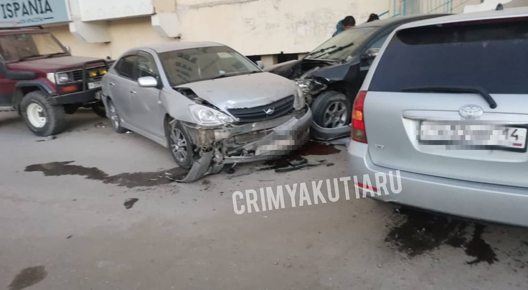 В Якутске во дворе водительница авто врезалась в несколько припаркованных машин