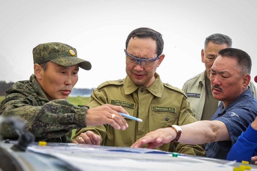 Айсен Николаев поблагодарил огнеборцев