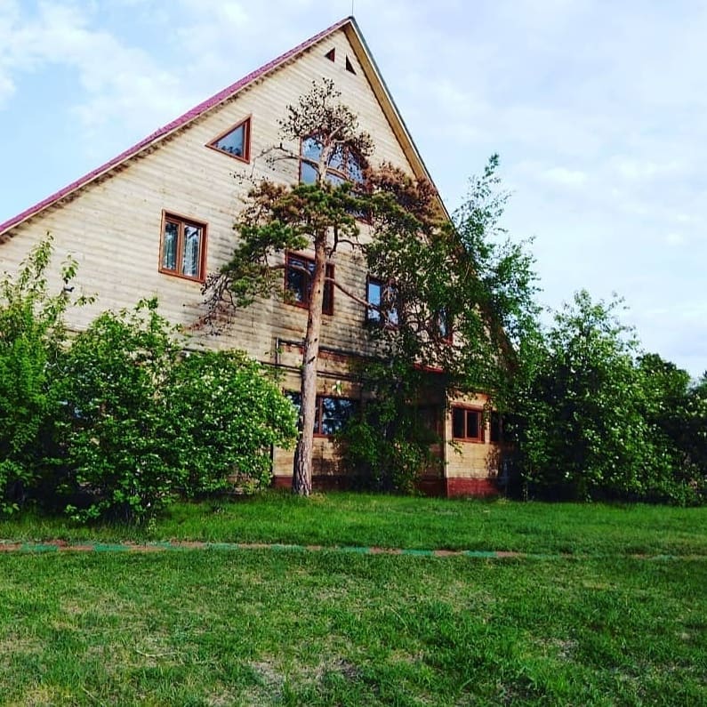 Хозяйка сгоревшего коттеджа принесла соболезнования жертвам пожара