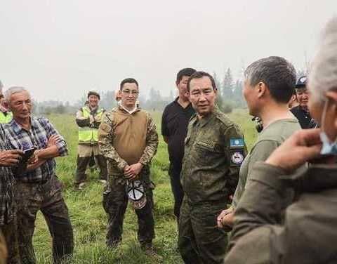 Глава Якутии Айсен Николаев работает в селе Кюерелях Горного улуса, где продолжается тушение пожаров