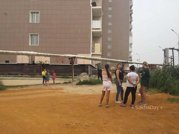 В Якутске прохожие обнаружили выпавшего из окна младенца