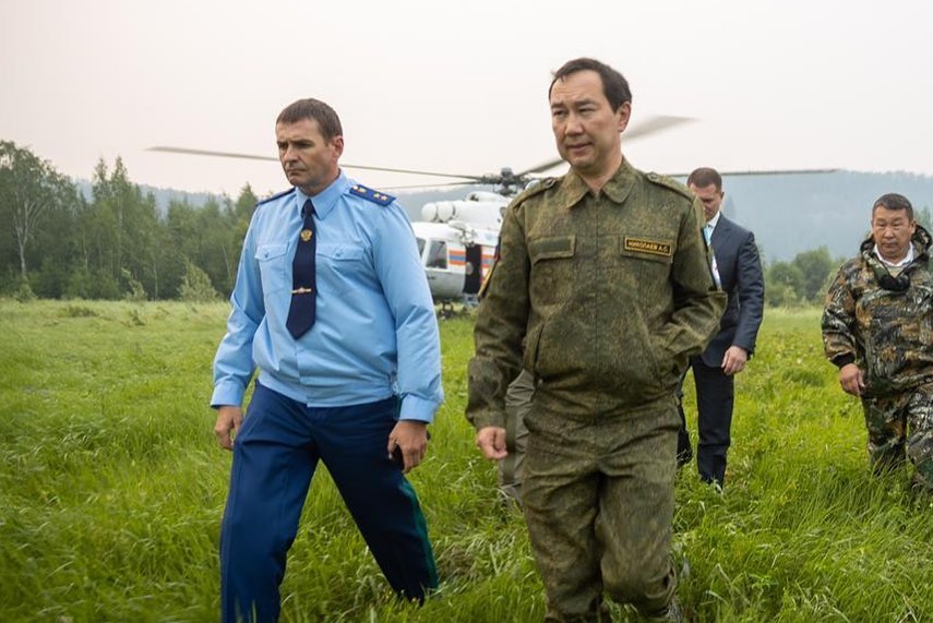 Глава Якутии Айсен Николаев и замгенпрокурора РФ Дмитрий Демешин совершили  облёт лесных пожаров Хангаласского района
