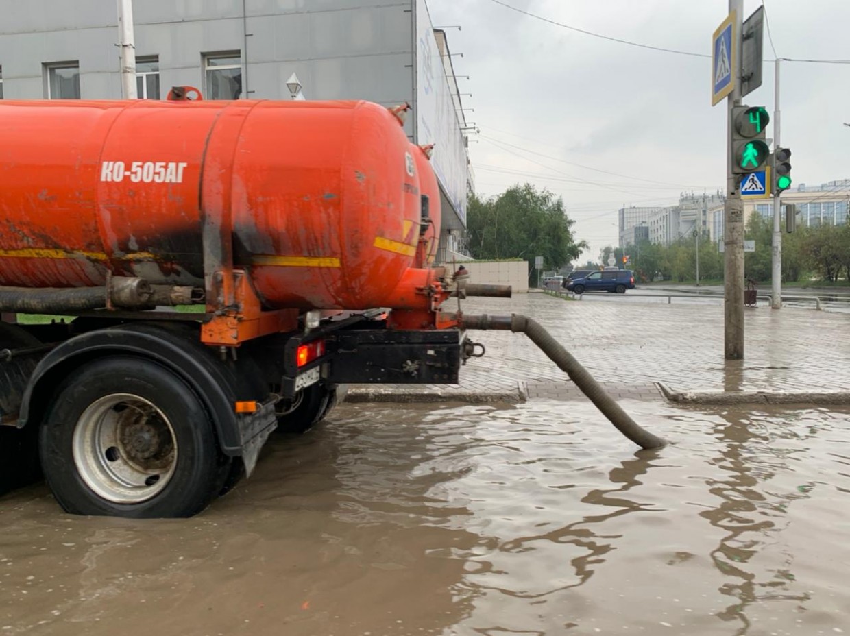 В Якутске в усиленном режиме ведутся работы по откачке дождевых вод