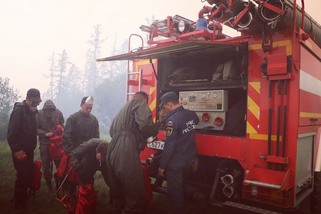 МЧС России продолжает работу по защите населенных пунктов от лесных пожаров в Якутии