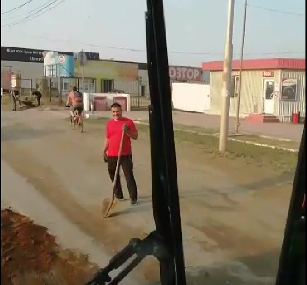 "Психанул и засыпал ямы". В Якутске водитель ремонтирует дорогу, на которой сломался автобус