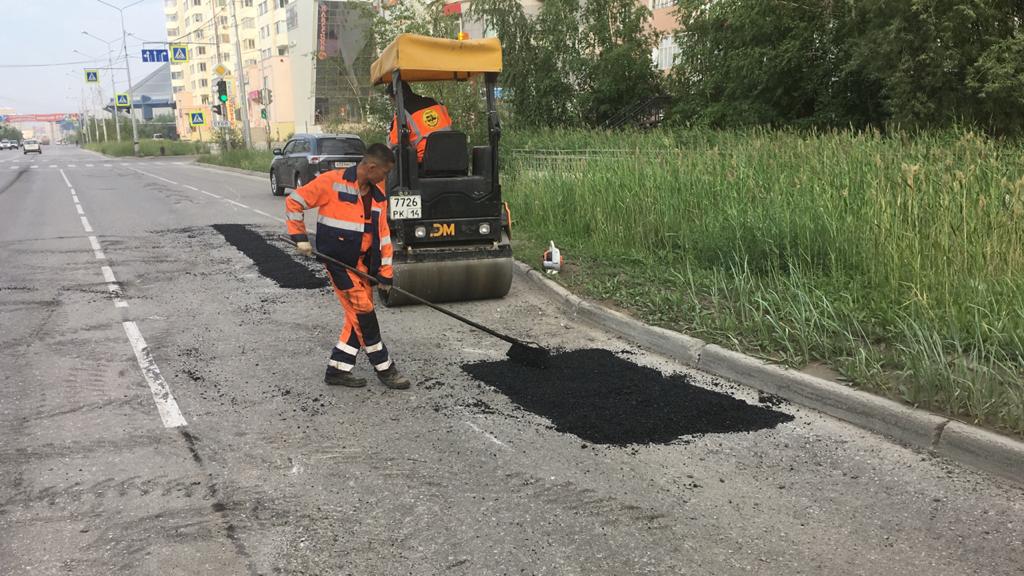Ямочный ремонт дорог будет проведен еще на 20 улицах Якутска