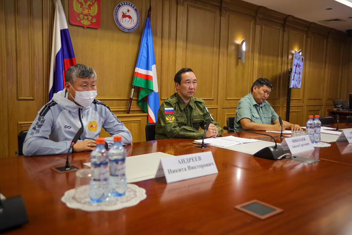 Айсен Николаев поручил мобилизовать все силы по стабилизации лесопожарной обстановки в регионе