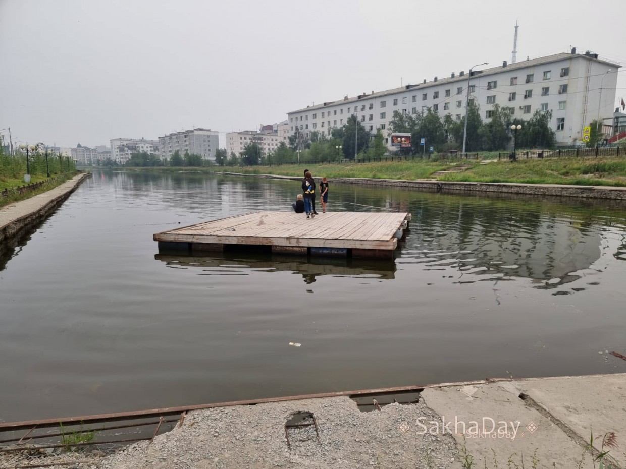 Дети катаются на бесхозном плоту на Теплом озере