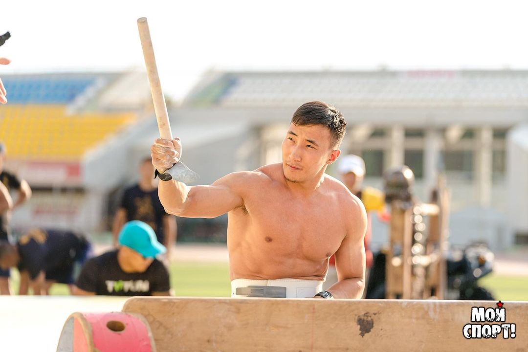 Николай Матаннанов продает свой приз, завоеванный на Играх Дыгына