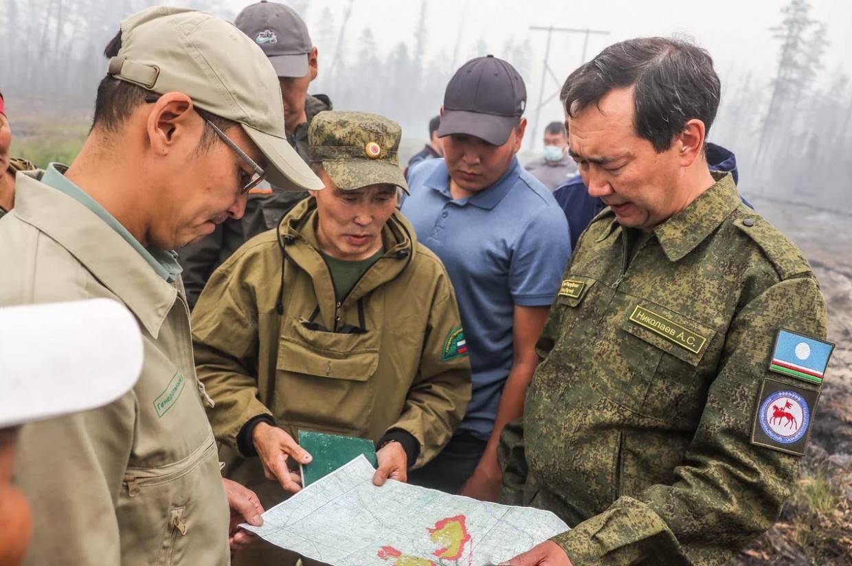 Айсен Николаев проконтролировал ход тушения лесного пожара рядом с селом Магарас