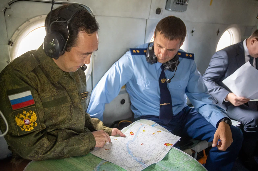 Глава Якутии Айсен Николаев и замгенпрокурора РФ Дмитрий Демешин совершили облёт лесных пожаров Хангаласского района