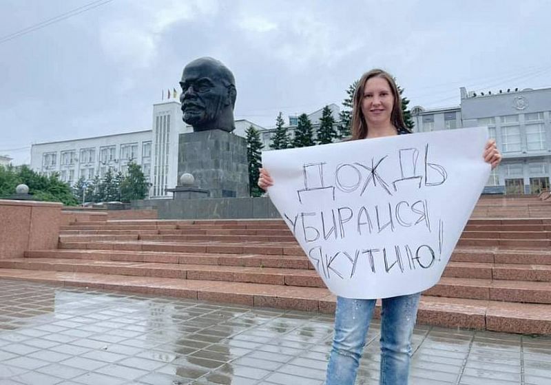 «Убирайся в Якутию!»: Главная бурятская «яблочница» вышла на пикет против дождя