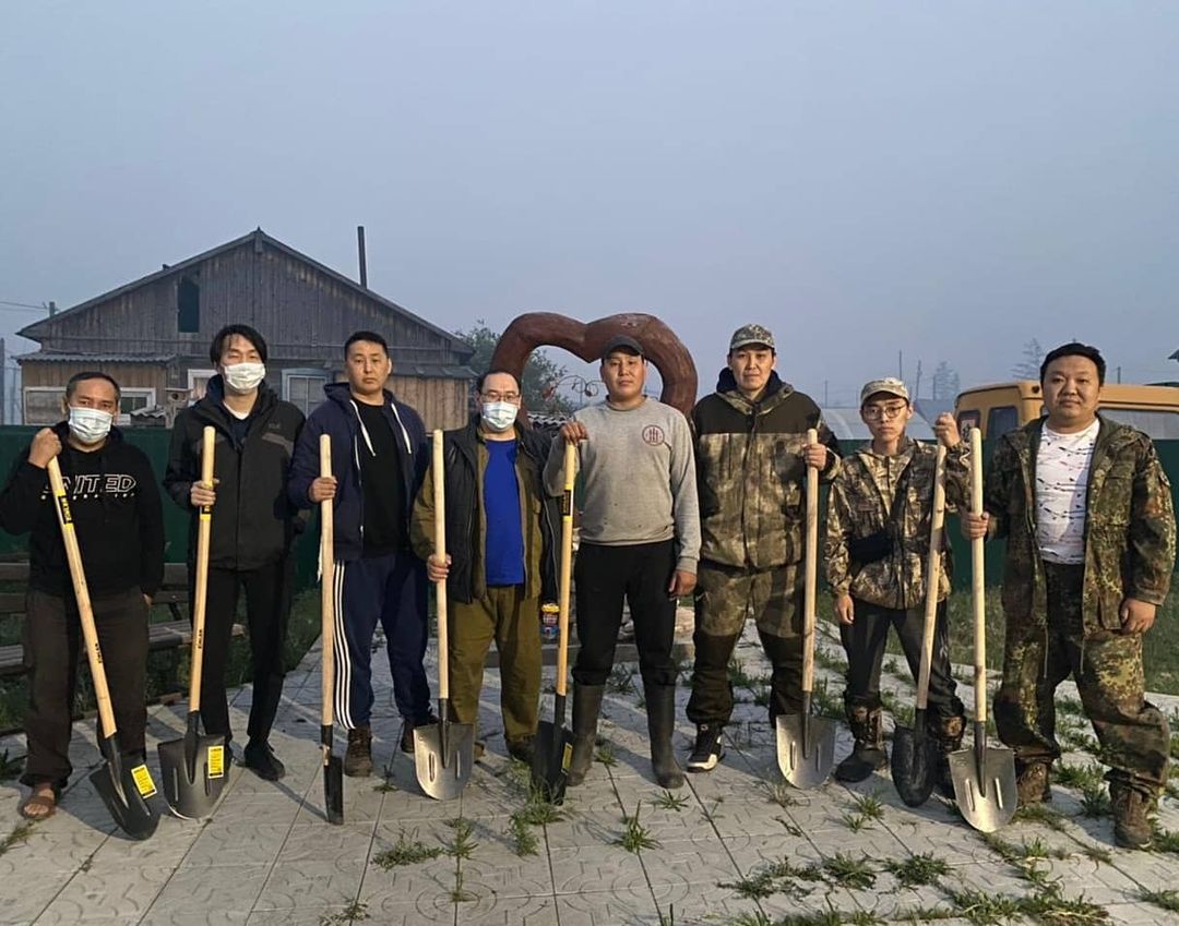 В Якутии около 70 работников министерств и учреждений выехали на тушение пожара в Горный район