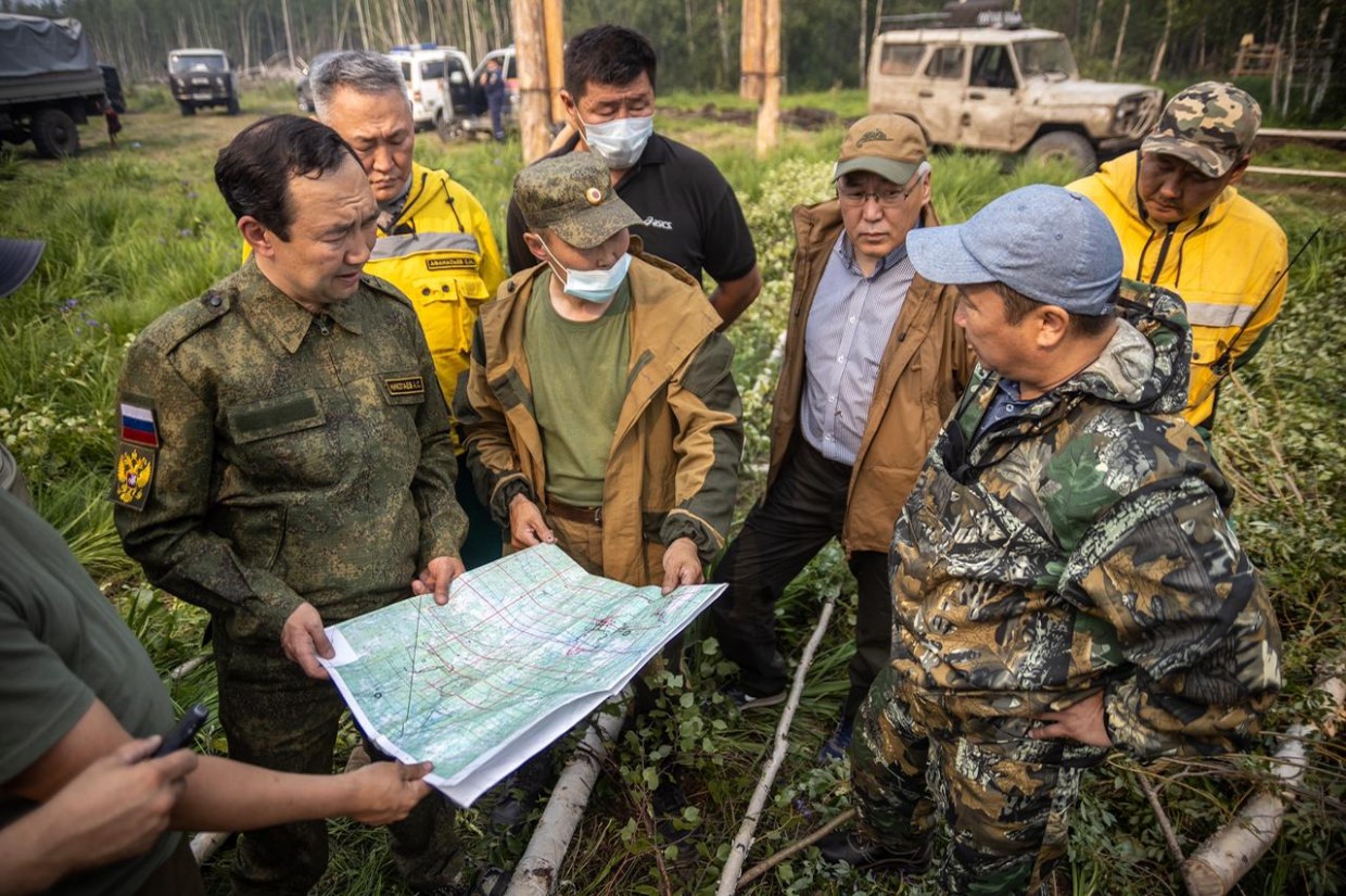 Айсен Николаев побывал на лесных пожарах рядом с селом Кюёрелях