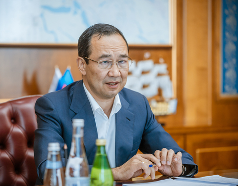 Айсен Николаев поручил главам районов оперативно информировать население о тушении лесных пожаров