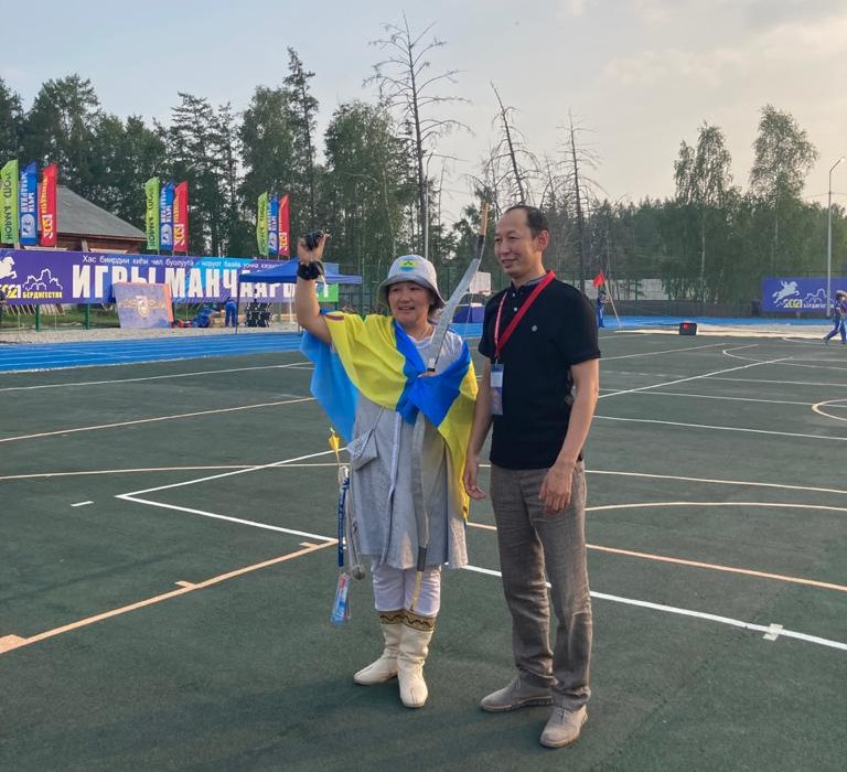 Василий Николаев вручил ключи от автомобиля лучшей лучнице Якутии Дарие Фоминой