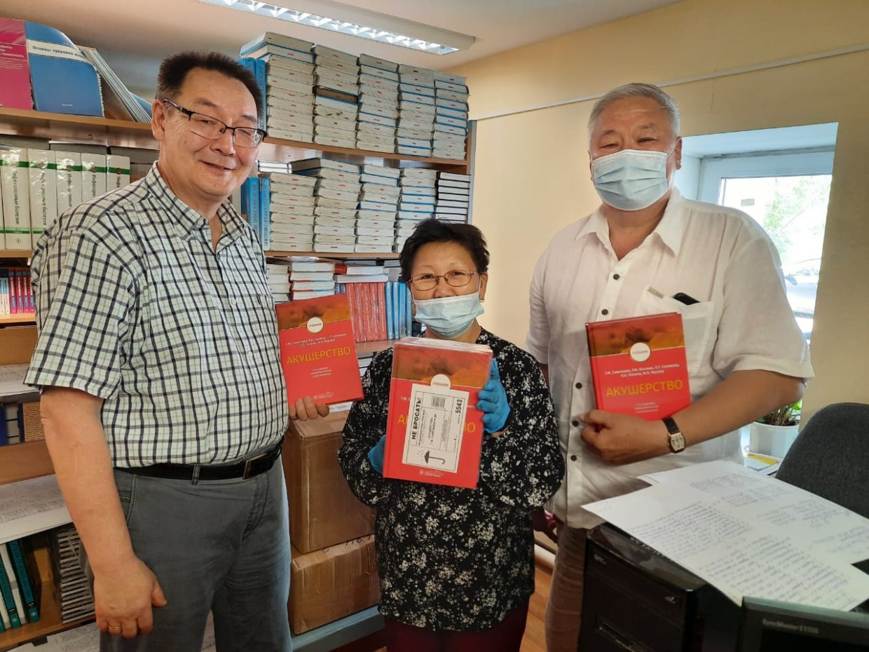 «Сахамедстрах» передал будущим медикам  необходимые в учебе книги от ведущего специализированного издательства страны